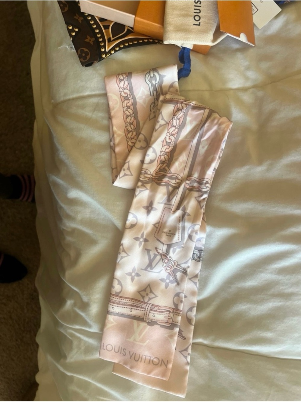 Louis Vuitton Pink Monogram Bandeau Scarf- Confidential - Picture 3 of 3